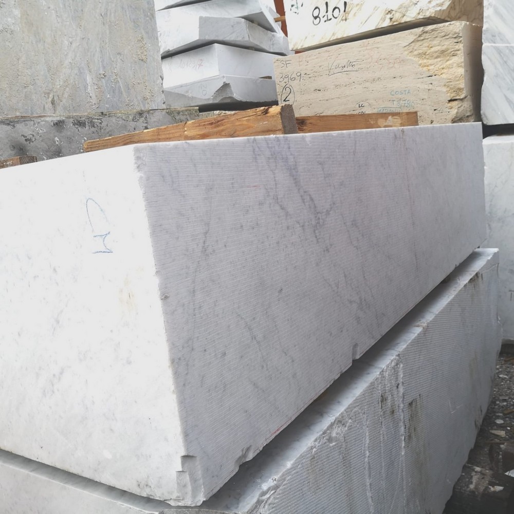 Bloc de marbre de Calacatta extrait à Carrare
