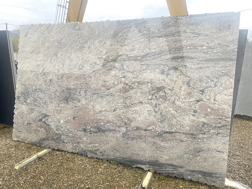 Tranche en granit Piracema Kinawa Bianco 